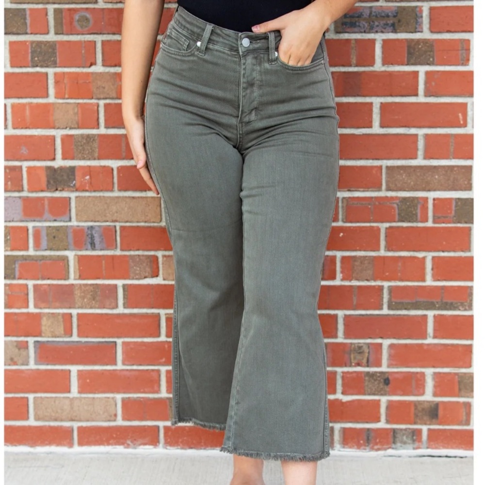 NWOT Judy Blue Tummy Control Cropped Jeans